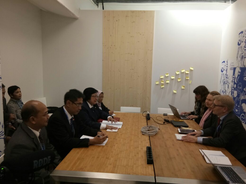 SitiNurbayaLHK's tweet photo. Dalam rangka penguatan kerjasama bilateral bidang lingkungan hidup dan kehutanan, saya bertemu Menteri Lingkungan, Energi dan Perumahan Finlandia, Timo Tiilikainen di sela2 padatnya agenda COP23 Bonn, Jerman https://t.co/11LPc7r6dI