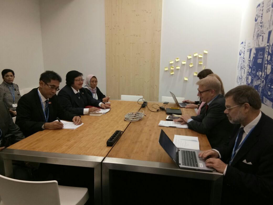 SitiNurbayaLHK's tweet photo. Dalam rangka penguatan kerjasama bilateral bidang lingkungan hidup dan kehutanan, saya bertemu Menteri Lingkungan, Energi dan Perumahan Finlandia, Timo Tiilikainen di sela2 padatnya agenda COP23 Bonn, Jerman https://t.co/11LPc7r6dI