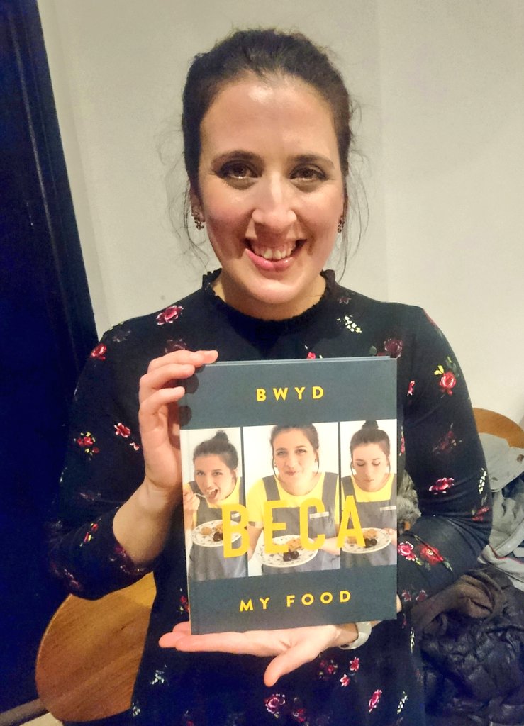 FionaFach's tweet photo. Beca a'i llyfr yn y lansiad neithiwr! 💕 Diolch i Gomer am noson lyfli. 
#bwydbecamyfood https://t.co/FCPqdko1Gj