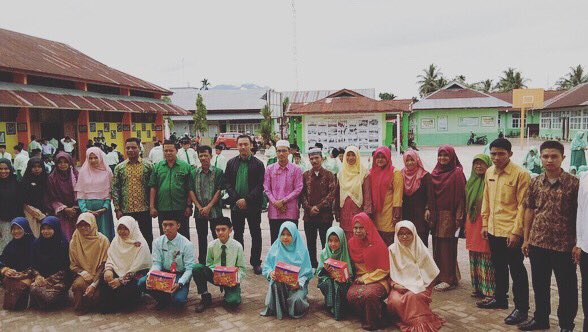 M_IQBAL245's tweet photo. Pemberian Bantuan Biskuit kepada siswa-siswi Pondok Pesantren Al-Kausar Muhammadiah Haji Lukman Harun di Kabupaten Limapuluh Kota Sumatera Barat 11-11-2017
#DPP_PPP 
#BergerakBersamaRakyat https://t.co/ZsGMEuYg2t