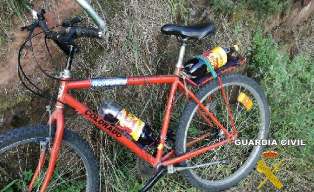 guardiacivil's tweet photo. Denunciado un ciclista por superar la tasa de alcohol.
Fue parado al detectar los guardias civiles una conducción errática por la Nacional 632.
De equipaje llevaba dos botellas de litro y medio de vino para el viaje
Se puede decir que conducía con un buen «pedal» 
😅😅😅 https://t.co/fG71QJTKgZ