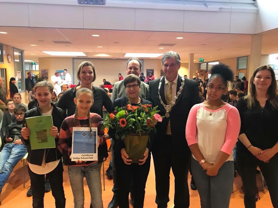AccentCapelle1's tweet photo. Accent Capelle ontvangt als eerste school in #capelleaandenijssel het certificaat #veiligeschool van @peteroskam_bgm https://t.co/vBiz4IKj4m