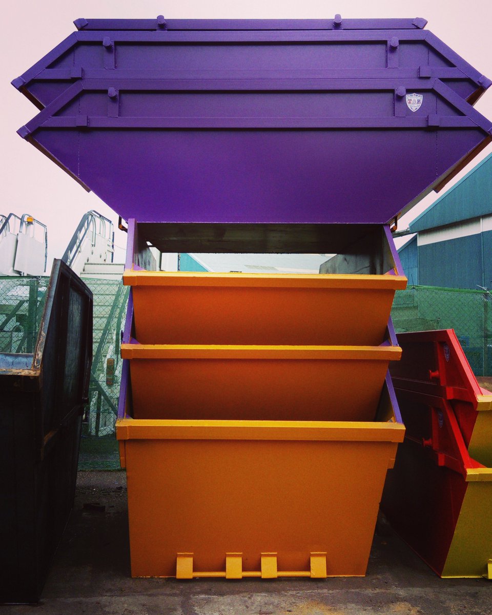 TheSkipFactory's tweet image. Our really talented employees! 
#equilibrista #purple #forklift #skips #watchout #impressive #awesome #high #tatent #employees #recycling #container #waste #theskipfactory @theskipfactory