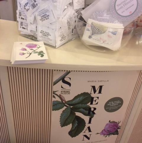 staedelmuseum's tweet photo. FÜR ALLE, DIE BLUMEN LIEBEN sind die aktuelle Merian-Ausstellung im Städel und die vielen tollen Blumenläden in #Frankfurt die richtigen Adressen. Dort haben wir uns untergemischt, mit kleinen Grußkarten und Frischetütchen 💐😍 #MSMerian https://t.co/vqYTxPYjqM
