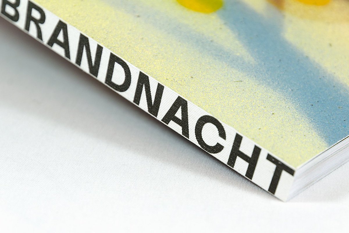 Künstlerbuch "Brandnacht" von Hans-Jörg Leu. Flatbook mit vollflächig kaschiertem Deck-/Schlusskarton &amp; offenem, bedrucktem Rücken. Der über 90jährige Künstler arbeitet mit Sprayfarben.

aboutbooks.ch
