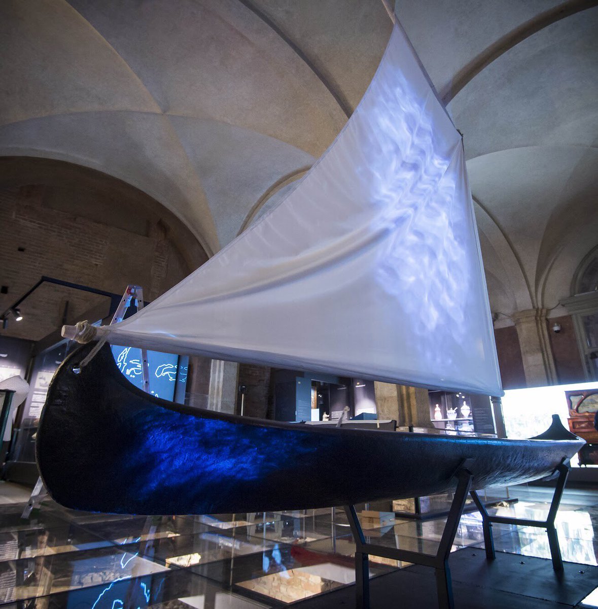 palazzomadamato's tweet image. Un grande senso di #avventura permea la mostra #odissee a partire dalla #piroga al centro della sala che ci invita al #viaggio #odissee