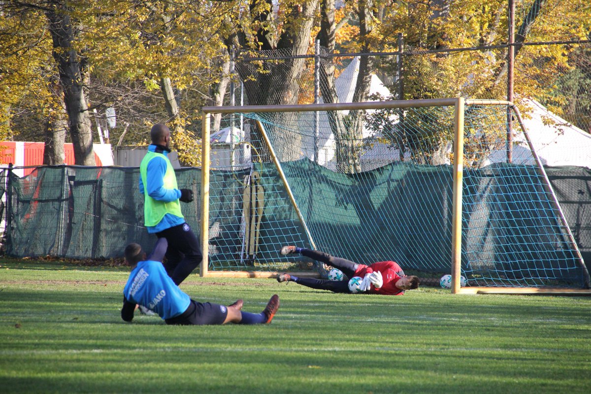 KarlsruherSC's tweet photo. ❄️⚽️ Trotz Temperaturen um den Gefrierpunkt ist die Motivation 🔝Die Mannschaft trainiert Standardsituationen und Spielformen,#Aydogan ist noch im Einzeltraining 🔃 https://t.co/jBgincxdI6
