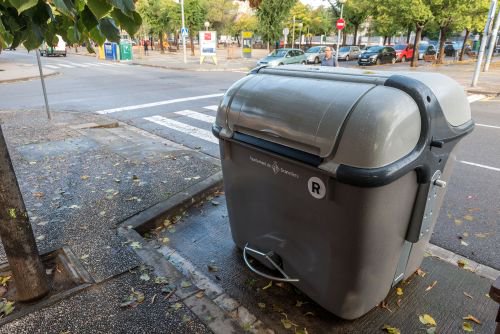 granollers's tweet photo. Segur que ja heu vist algun dels nous contenidors que estem col·locant a #Granollers. S'estan substituint els 451 contenidors de rebuig (els de color gris) per uns de més accessibles i silenciosos i amb més capacitat. https://t.co/wAJ2ZZd4Zx 
#Mesneteja https://t.co/LX2hkD54gt