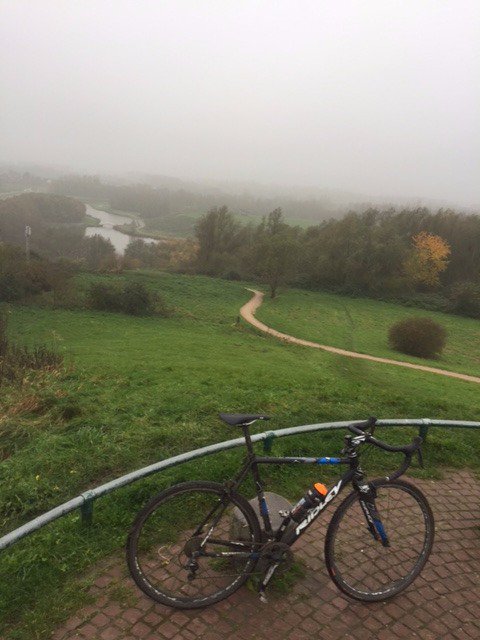 Vanochtend vroeg al hoog boven de lage mist op de Vuile Berg. Voorpret voor Peloton Katendrecht clinic met Adrie van der Poel.