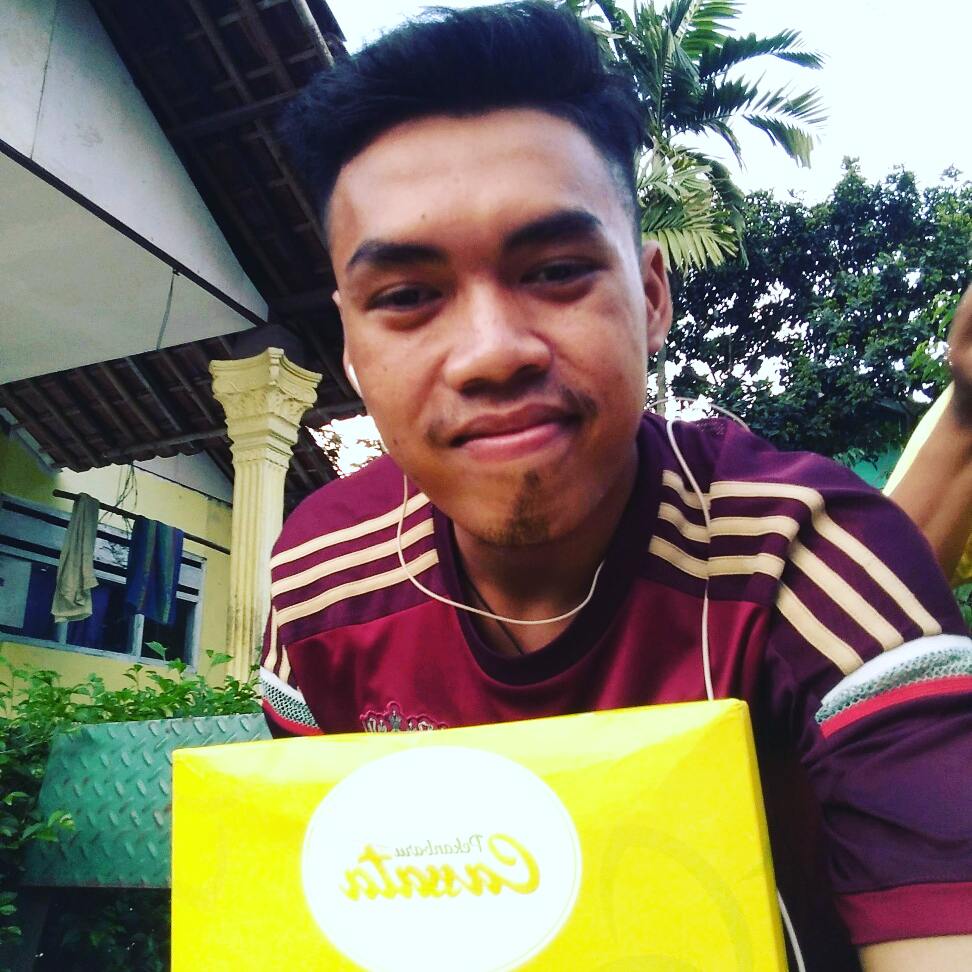AgesKBJ's tweet photo. Sore" ngemil @pekanbarucassata #Ngeridank @DennyCagur #kuekekinian #Pekanbarucassata #Coklat https://t.co/SCr1wlErPv
