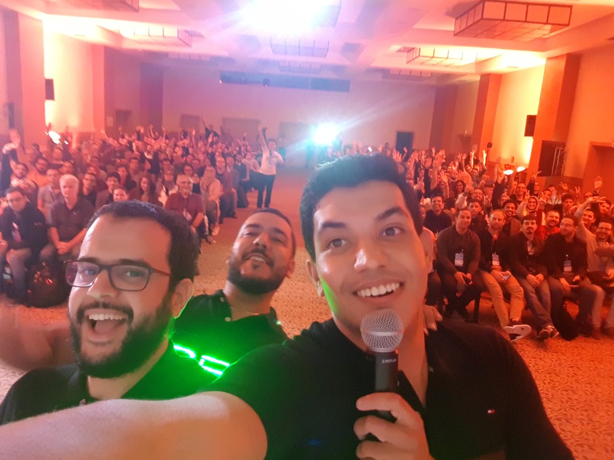 DevoxxMA's tweet photo. Opening keynote selfie! https://t.co/HzFVpOVn6a