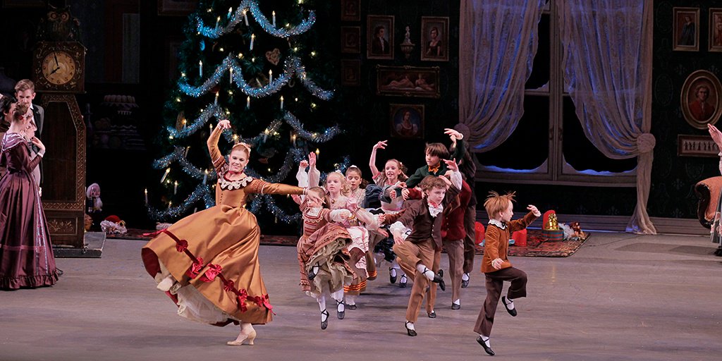 nycballet's tweet image. The Nutcracker Numbers: The iconic Christmas tree weighs one ton and grows from 12 to 41 feet, making the audience gasp every time. #nutcrackernumbers

Performances begin NOV 24: nycballet.com/nutcracker