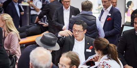 proxomed's tweet photo. Toller #Medica17 Mittwoch: Großes Besucherinteresse an unseren Innovationen, erste Zertifikate für Absolventen der Ausbildung zum Patienten-Praxis-Manager, internationale Netzwerk-Treffen und ein tolles Team. 
#Medica2017 #physiotherapie https://t.co/LwoAjAEzsC