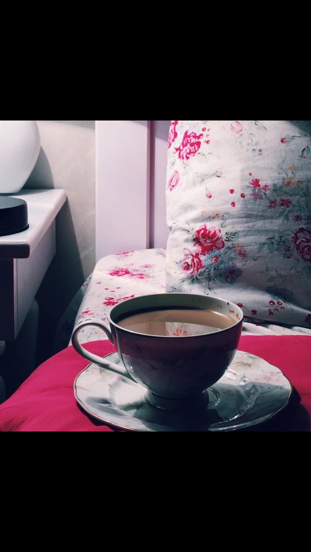 كُن كالذي لايتكلم كثيراً 
ولكن ان تحدث قال كلاماً لا يُنسْى 👌🏻