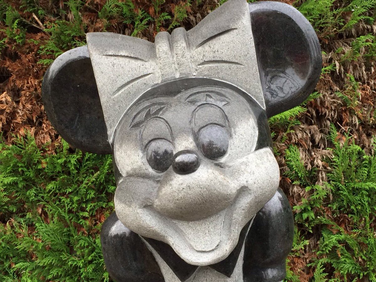 Ze staat! Minnie Mouse heeft een prachtig plekje op #begraafplaats St. Barbara gekregen, in de Kindertuin. Op deze plek zijn overleden kindjes begraven. Wat fijn dat er nu dit lieve beeld staat..