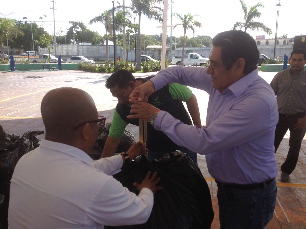 YUUMKAAX_UACAM's tweet photo. Inicia colecta de plásticos PET´s organizado por el @CECAECAMPMX #CECAEC #Campeche #México en el Marco del #DíadelReciclaje @recyclesday #3R´s #CampecheLimpio https://t.co/UEY8yp1kSf
