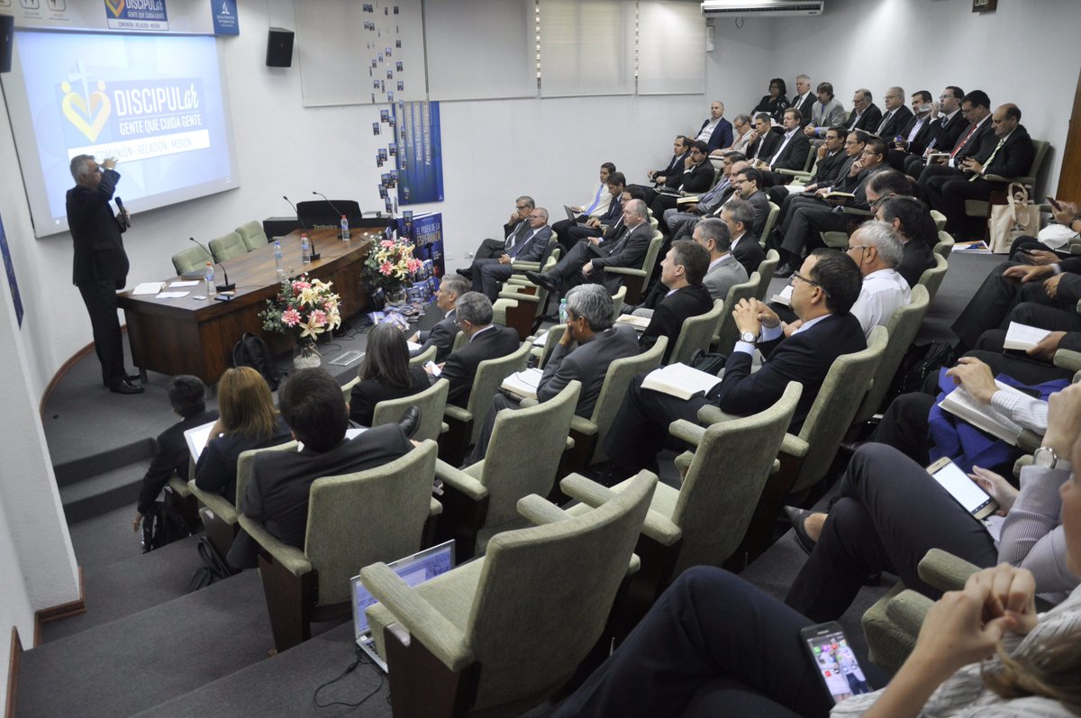 AdventistasAr's tweet photo. @helderroger reflexiona en el segundo día del #ConcilioUA2017 junto con la presencia de los líderes de todas las instituciones y administradores de las regiones de la Iglesia. Nos visitó el coro #Musicap de la @UAPArgentina https://t.co/Xphlx0Ez8a