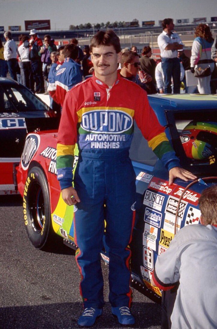 NASCARMemories's tweet photo. 25 years ago today:
The Hooters 500 at @amsupdates 

Alan Kulwicki won the championship, edging race-winner Bill Elliott by 10 points.

Richard Petty made the final start of his career.

@JeffGordonWeb made his Winston Cup debut. https://t.co/PUnjsEBkIV