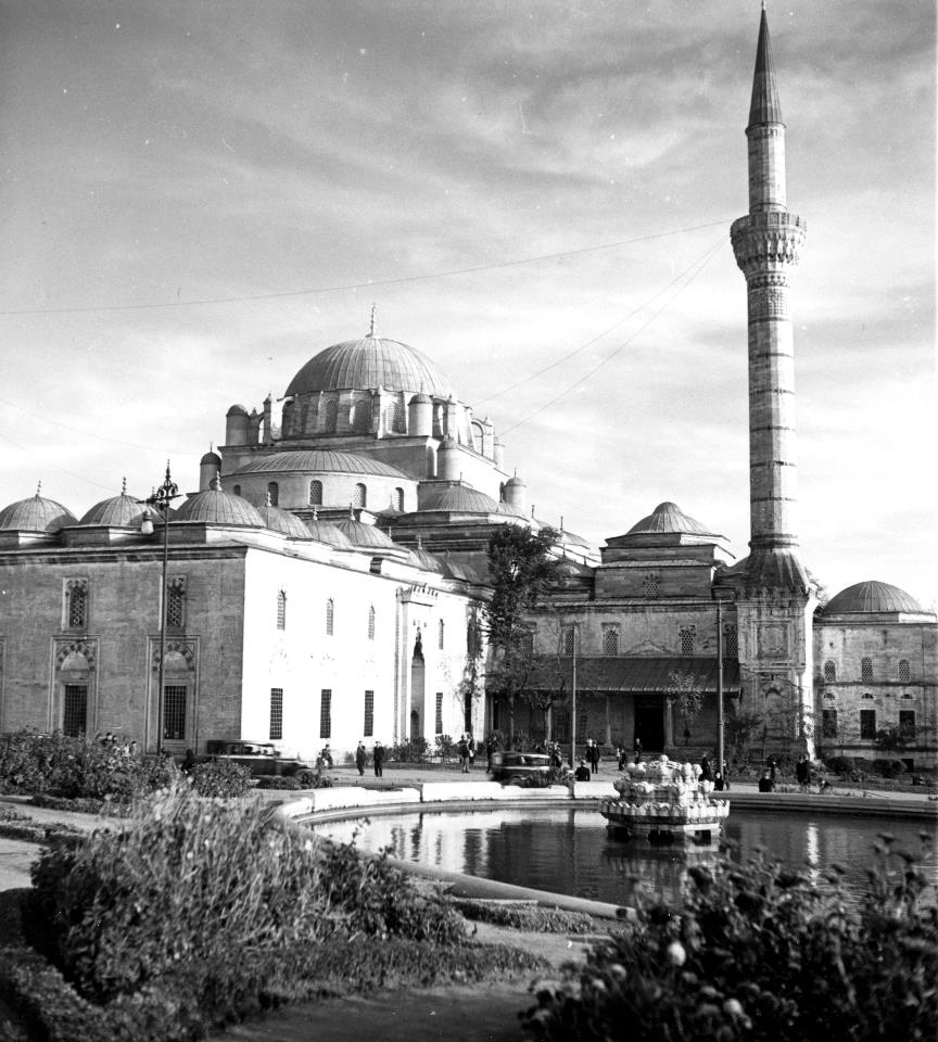 beyazit camii ve beyazit meydani ni 1950 li yillara kadar susleyen havuz 1930 lu yillar istanbul istanbul fotograf camii beyazit camii ve beyazit meydani ni 1950 li yillara kadar susleyen havuz 1930 lu yillar istanbul istanbul fotograf camii