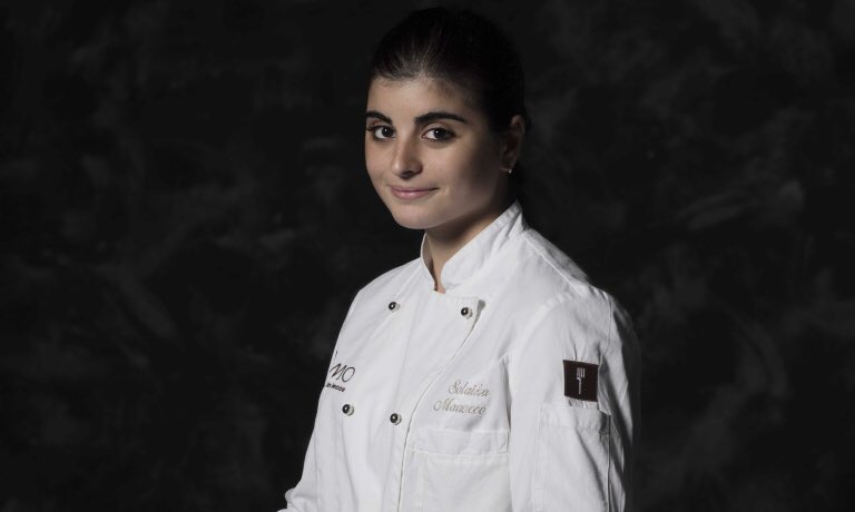 Coraggio e creatività: le armi segrete di Solaika Marrocco.
È stata la prima donna a vincere il #PremioBirraMoretti Gran Cru, in un'edizione piena di abbinamenti convincenti birra-cucina identitagolose.it/sito/it/146/18…