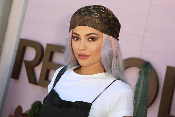 DiamondGuideNow's tweet image. Is Kylie Jenner Engaged To Travis Scott? Cosmetics Mogul Rocks Diamond Ring #diamonds cmun.it/L1Eb9OJs - content published by cmun.it/quality-content