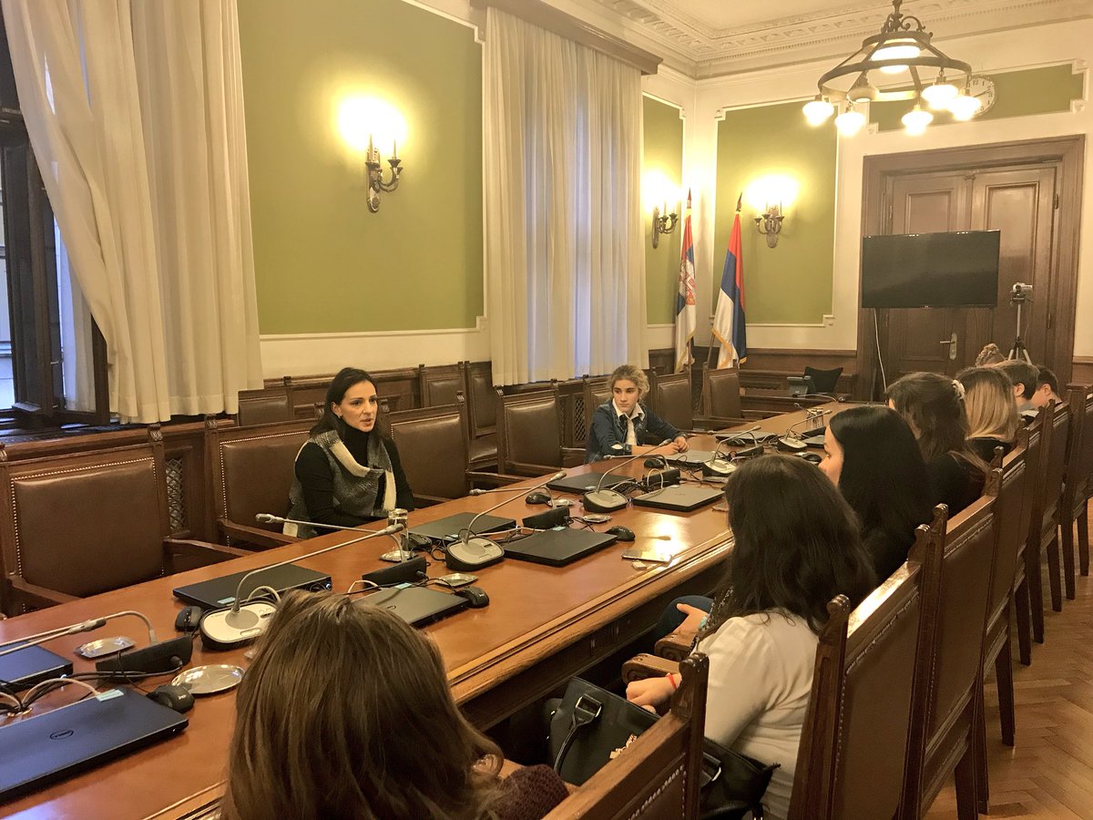 Srednjoškolci iz Pančeva, u organizaciji udruženja <a href="/prepoznajusebi/">PREPOZNAJ U SEBI</a> , u Narodnoj skupštini razgovaraju sa narodnom poslanicom <a href="/MarinikaTepic/">Marinika Tepić</a> o radu Skupštine, njenim odborima, odlučivanju, procesu donošenja zakona, ulozi poslanika, načinu vođenja rasprava i glasanju. #ImateRec
