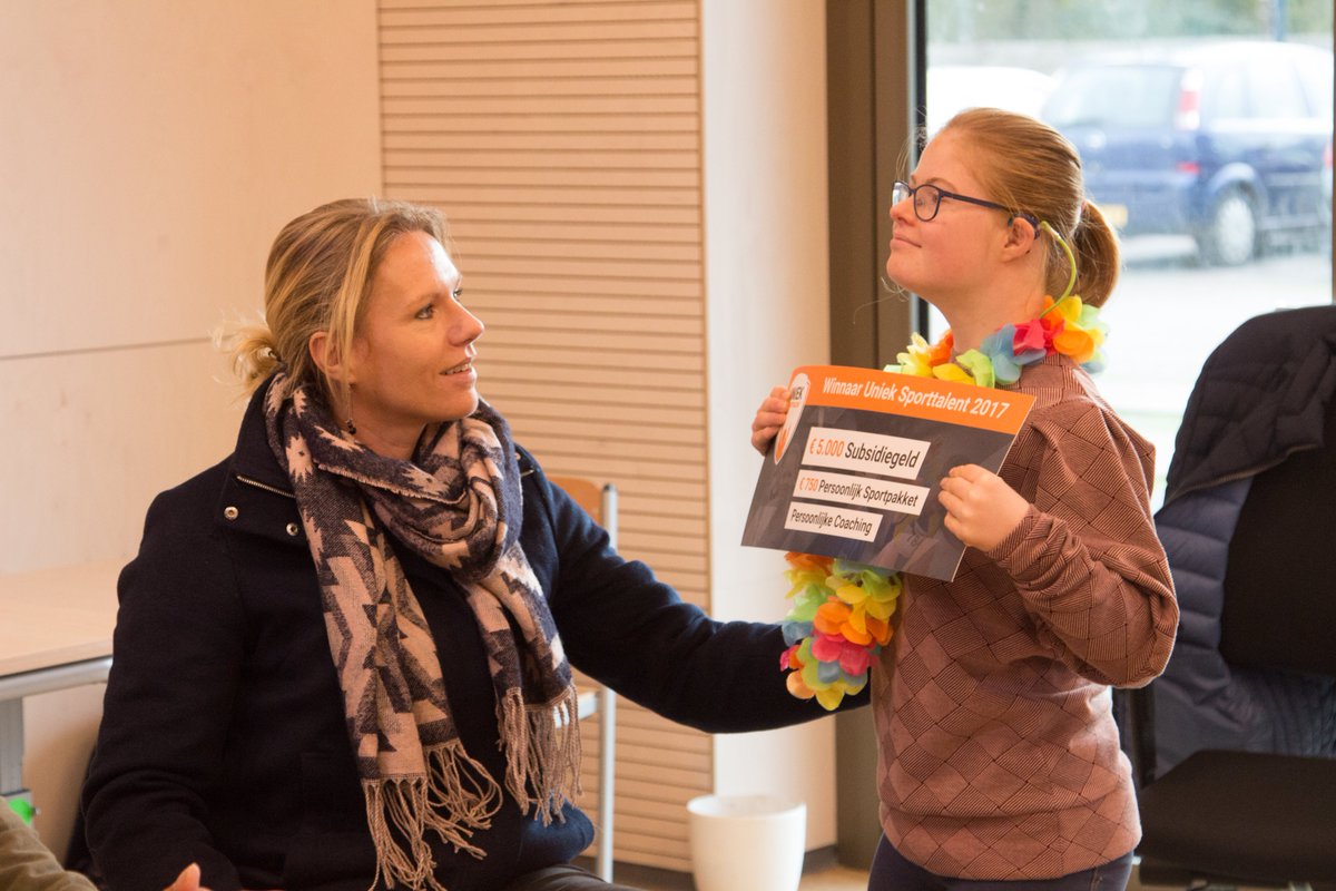 Leerling Eva verkozen tot uniek #sporttalent 2017. Eva heeft het #syndroom van #Down, maar sport heel graag. Zij kreeg de prijs uit handen van <a href="/EstherVergeer/">Esther Vergeer</a> Super trots