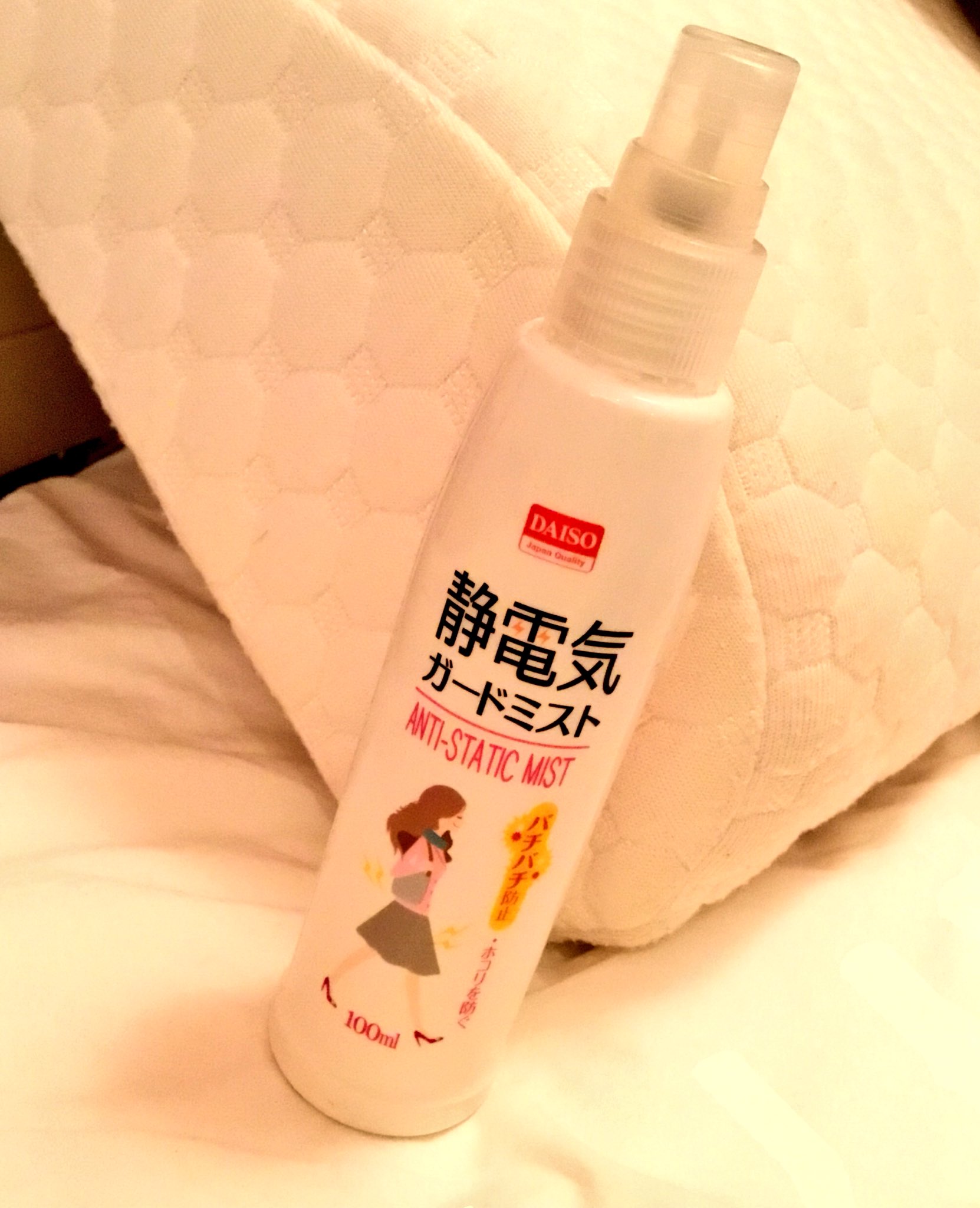 ちとせ 垢移動してます レイヤーのオススメ商品プレゼン大会 既出だったらすみません ダイソーの静電気ガードミスト 水とかなしでこのまま吹きかけてブラッシングするだけでウィッグがめっちゃサラッサラになる 2枚目 3枚目 多分静電気ガード系の