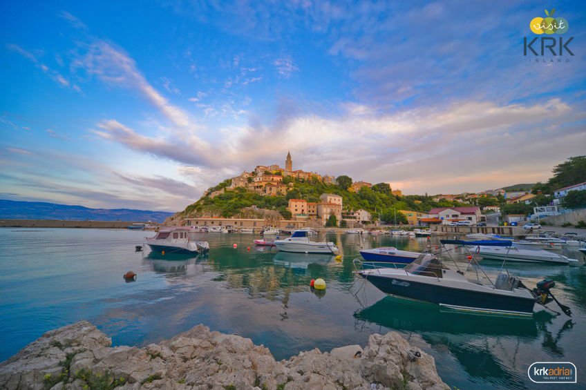 VisitKrk's tweet image. View of a beautiful small town Vrbnik on the island of Krk
#VisitKrk #Croatia #CroatiaFullOfLife #KrkIsland