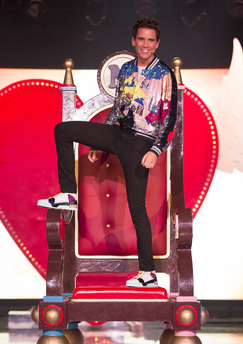 BookModaMag's tweet image. Stasera CasaMika: i look di @mikasounds firmati @MaisonValentino per la terza serata.
bookmoda.com/2017/11/15/sta…