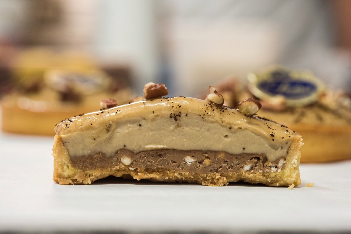 StohrerParis's tweet photo. Découpe de notre tarte café et noix de pécan. On y plongerait presque n'est-ce pas ? 
#stohrer #stohrerparis #depuis1730 #tartecafe https://t.co/iwL4A5Cuzg