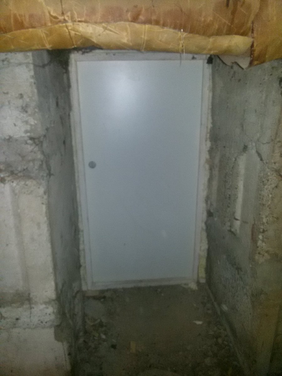 Установка дополнительной двери в подвале дома по ул. Полбина, 67