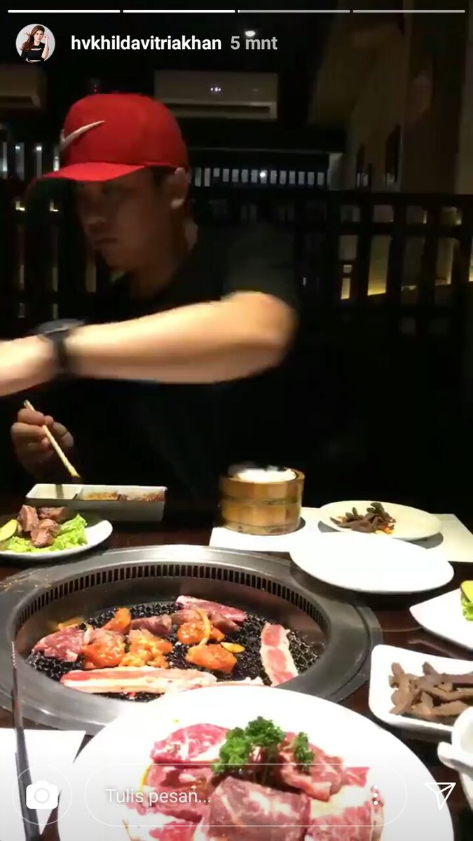 Wiwinkenanga1's tweet photo. Yang lagi makan malem bareng @bangbily @hildavitriakhan https://t.co/Z3n0Ysxa1U