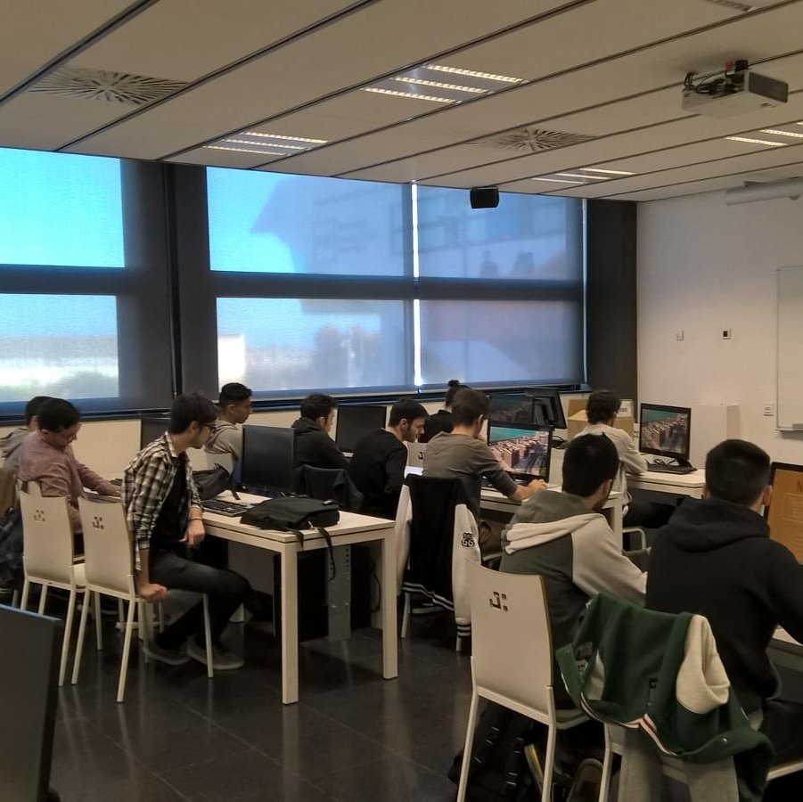 FPescolapiaMat's tweet photo. Alumnes 1rDAM al taller introducció arduino #linnk @TecnoCampus https://t.co/usYNYZVWO8
