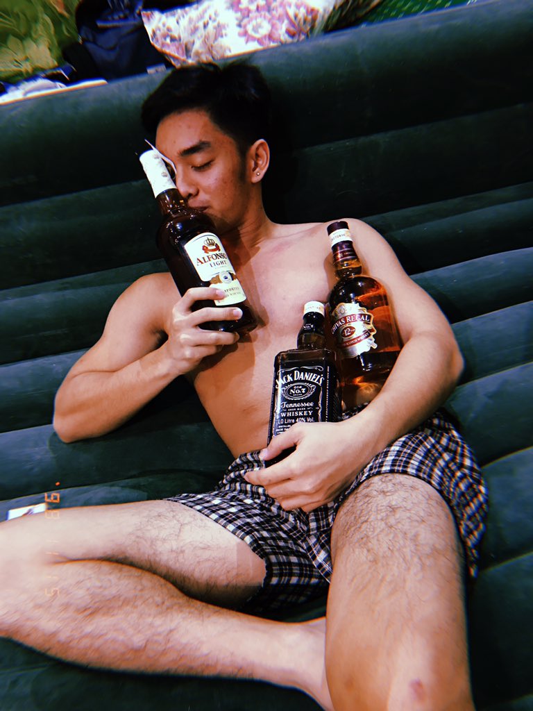Mrkmynrd's tweet photo. Sabi ko naman sainyo alak nalang talaga lalandiin ko e ππ» #palasing https://t.co/PALA4Nt9MG