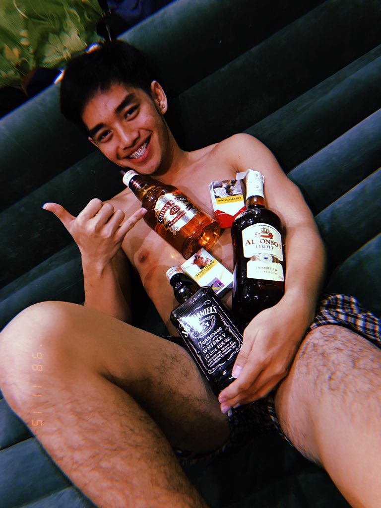 Mrkmynrd's tweet photo. Sabi ko naman sainyo alak nalang talaga lalandiin ko e ππ» #palasing https://t.co/PALA4Nt9MG