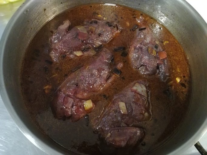 MaderaRest's tweet photo. Marinando unas palomas torcaces que serán parte de unas otoñales #alubias! 🤤🤤🤤
#gastronomia #Madrid #comidaespañola #producto #caza https://t.co/kknMhACjXk