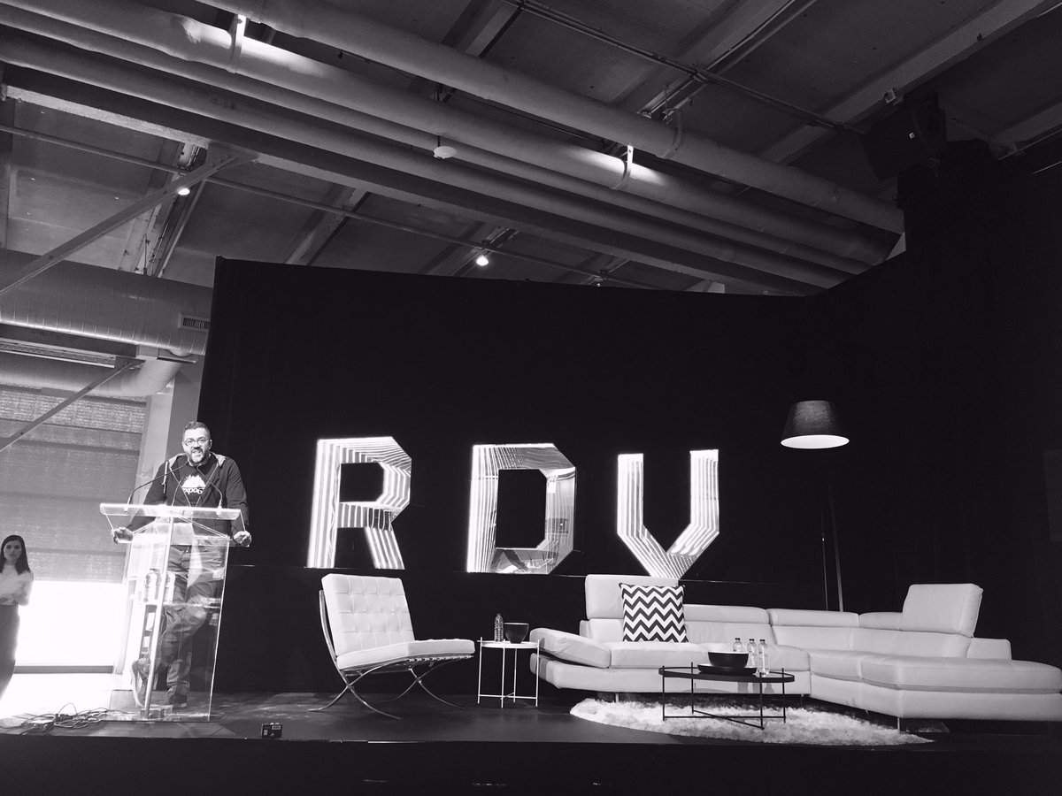 Benoit Giguere, président de la SDGQ nous dit que la nouvelle police de caractère de <a href="/CBCRadioCanada/">CBC/Radio-Canada</a> est un investissement et non une dépense #rdvdesign