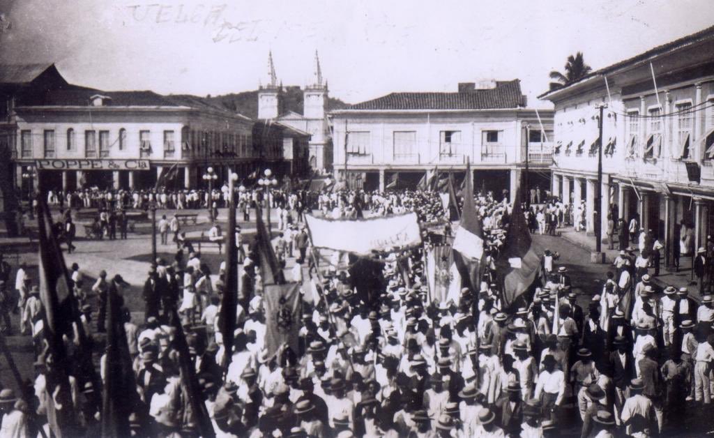 VeroGuevarav's tweet photo. Un día como hoy hace 95 años cientos de obreros perdieron su vida en la lucha por la reivindicación de sus derechos.

Recordamos con honor y respeto a esta clase que es pilar fundamental en el desarrollo de la patria.

#95AñosdeLuchaObrera
#CrucesSobreElAgua https://t.co/RJpGQg8GOz