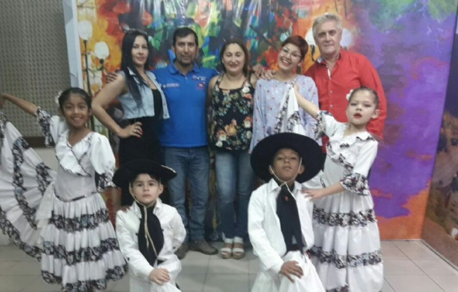 artydance23's tweet photo. Coord General del Plan Provincial @Escuelabierta1 Lic @patriciapinasco en el Programa "A Media Mañana" junto al Coord @juancarlosvilc y el Playón #ArteYMovimiento2017 de Barrio Limache difundiendo el "ENCUENTRO DE ESCUELA, FAMILIA Y COMUNIDAD JUNTO A LA MUESTRA ANUAL DE DANZAS" https://t.co/TYelaS9f9O