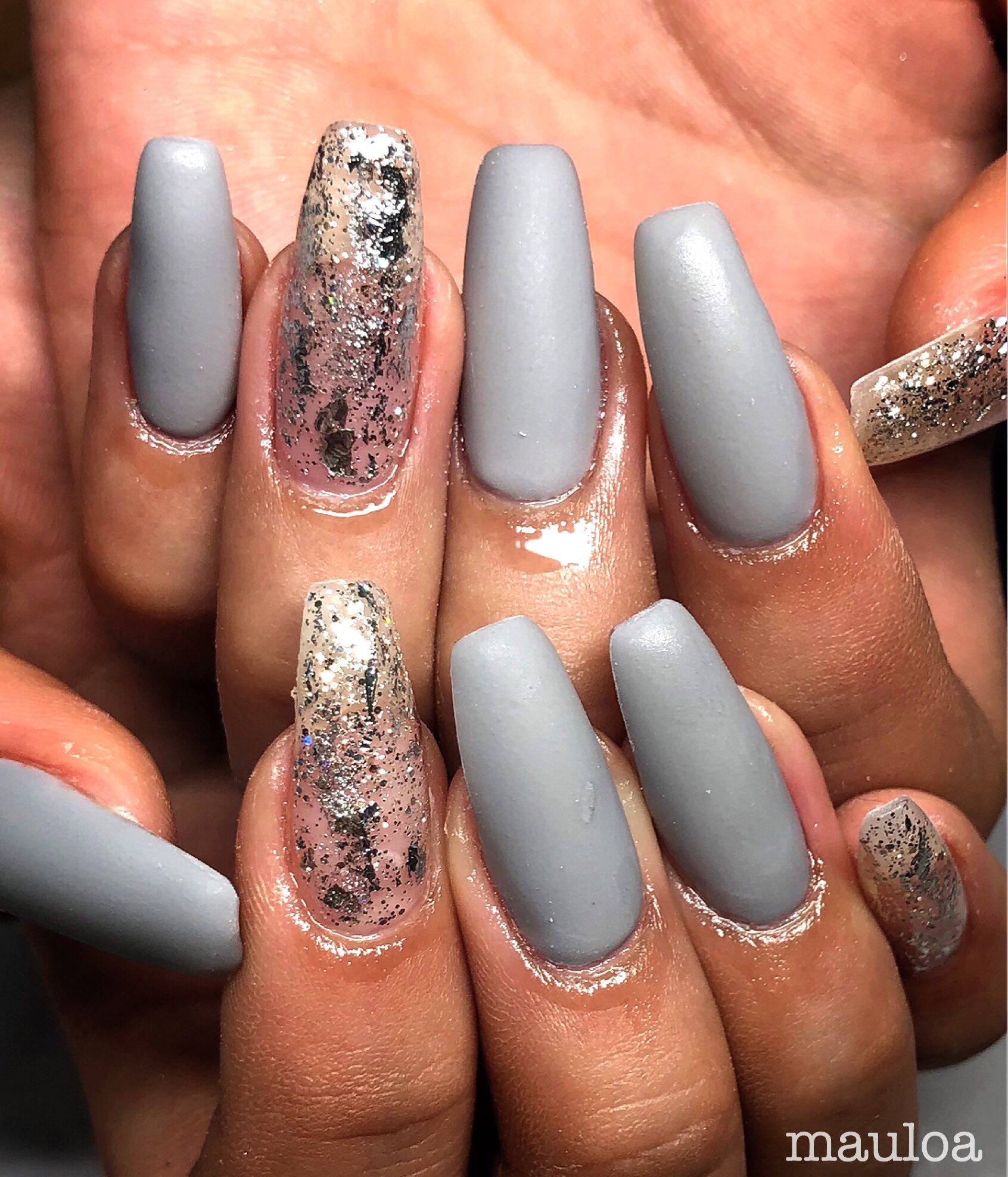 Mauloa グレーのマットときらきら スクエア人気 いつもありがとうございます ネイル ネイルデザイン 秋ネイル 秋ネイル17 クリアネイル ビジューネイル きらきらネイル グレーネイル ワンカラーネイル スワロフスキー