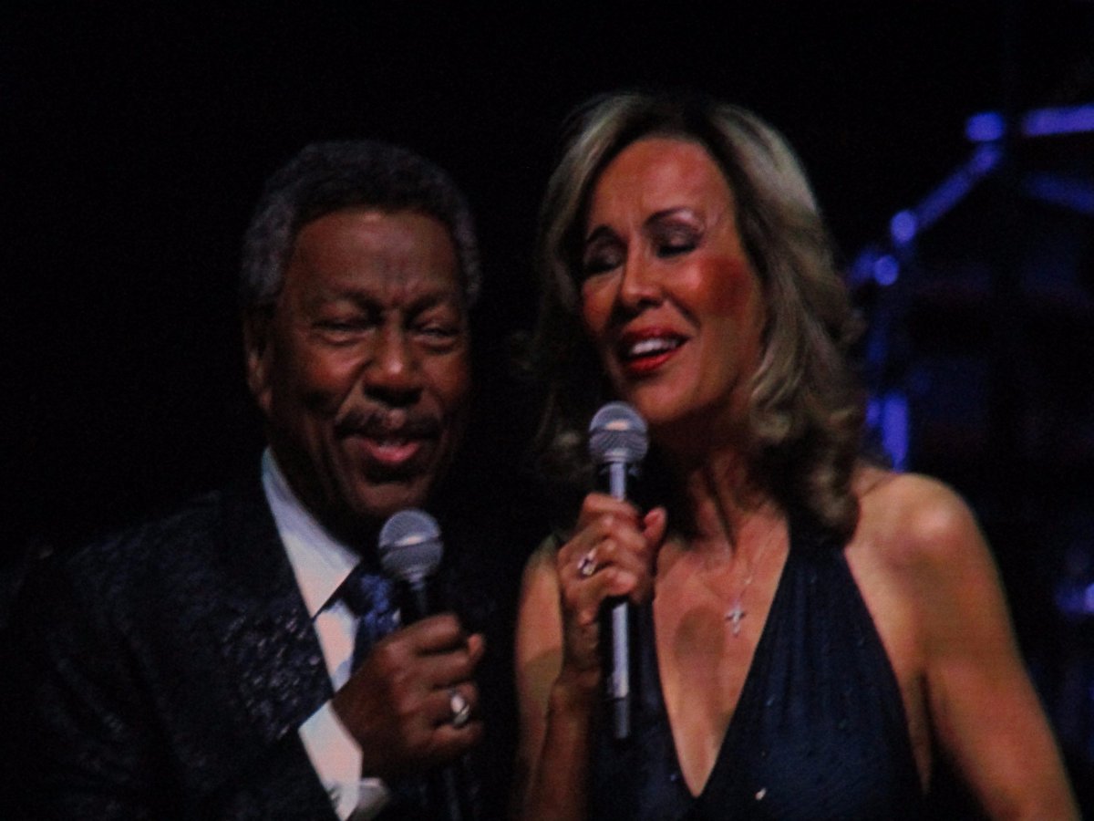mccoodavis's tweet photo. What a heartfelt evening at Philly's magnificent @KimmelCenter honoring @_DionneWarwick's  Marion Anderson Award. We performed "I Know I'll Never Love This Way Again" just for Dionne, one of the finest singers of our time. https://t.co/bX2DoQyALa