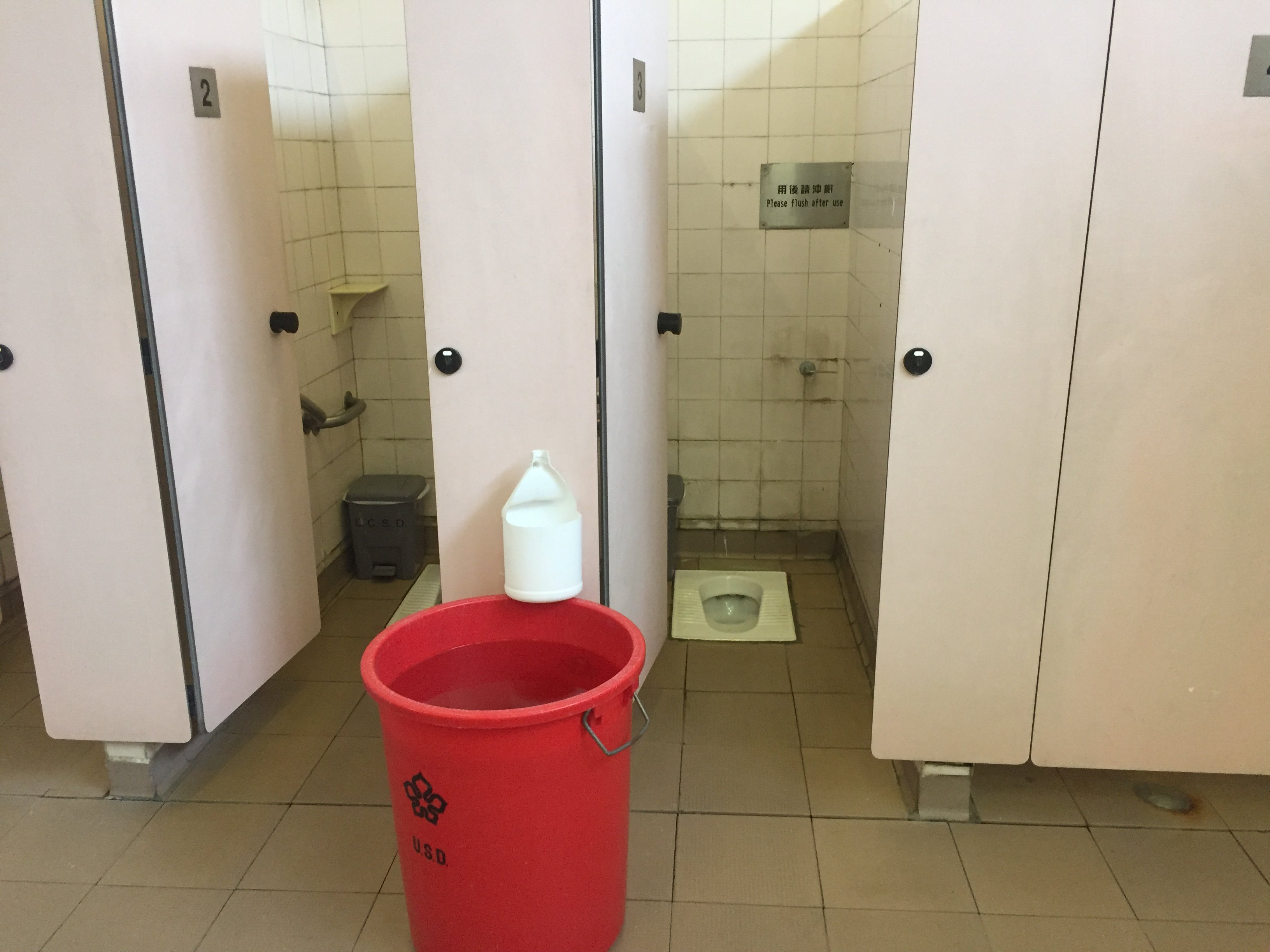 アジアトイレポットの旅 園圃街雀鳥花園 寿司三昧ならぬ 鳥三昧な場所 古い中国式建築のためかトイレ は和式 紙ついてません 使用後は 各自手前の赤いバケツから桶で水くんで流すみたい これって桶は一つしかないし 流す時に他の人に見られちゃう気