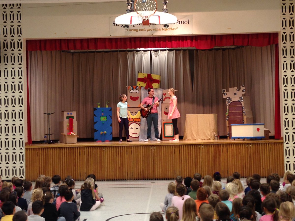 Thanks to our awesome parent council for arranging @TBDTheatre to perform #JillianJiggs! #OurParentCouncilRocks #ALCDSB