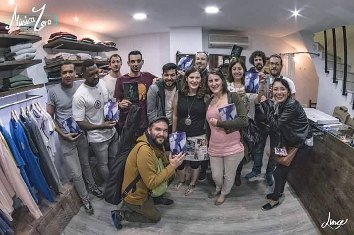 Misterbarcelo's tweet photo. La revista cultural @musicazero presentó su nuevo numero en formato físico en @Trendsplant Store #Alicante.
Muchas gracias por brindarme tal apoyo con mi nuevo disco, #Xtravagante:
https://t.co/5AH1fU9aEA

#MisterBarcelo #BarceloRecords #MusicaZero #Trendsplant https://t.co/5Ndfja9FrY