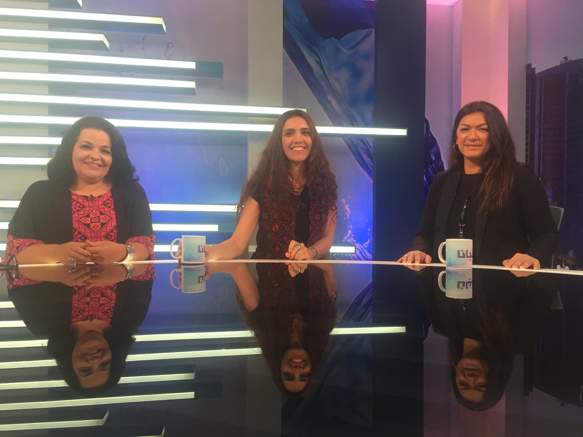 BBCdunyana's tweet photo. أمل كعوش من #فلسطين، زهرة الاجنف من #تونس، ونادين الخالدي من #العراق هنّ مشاركات حلقة #دنيانا هذا الاسبوع في حلقة عن الاغنية التراثية.
صورة من خلف الكواليس
#دنيانا الجمعة السابعة مساء بتوقيت غرينيتش على بي بي سي عربي و الساعة الحادية عشرة والنصف صباحا بتوقيت غرينيتش على الراديو https://t.co/5cYwGlNMiv