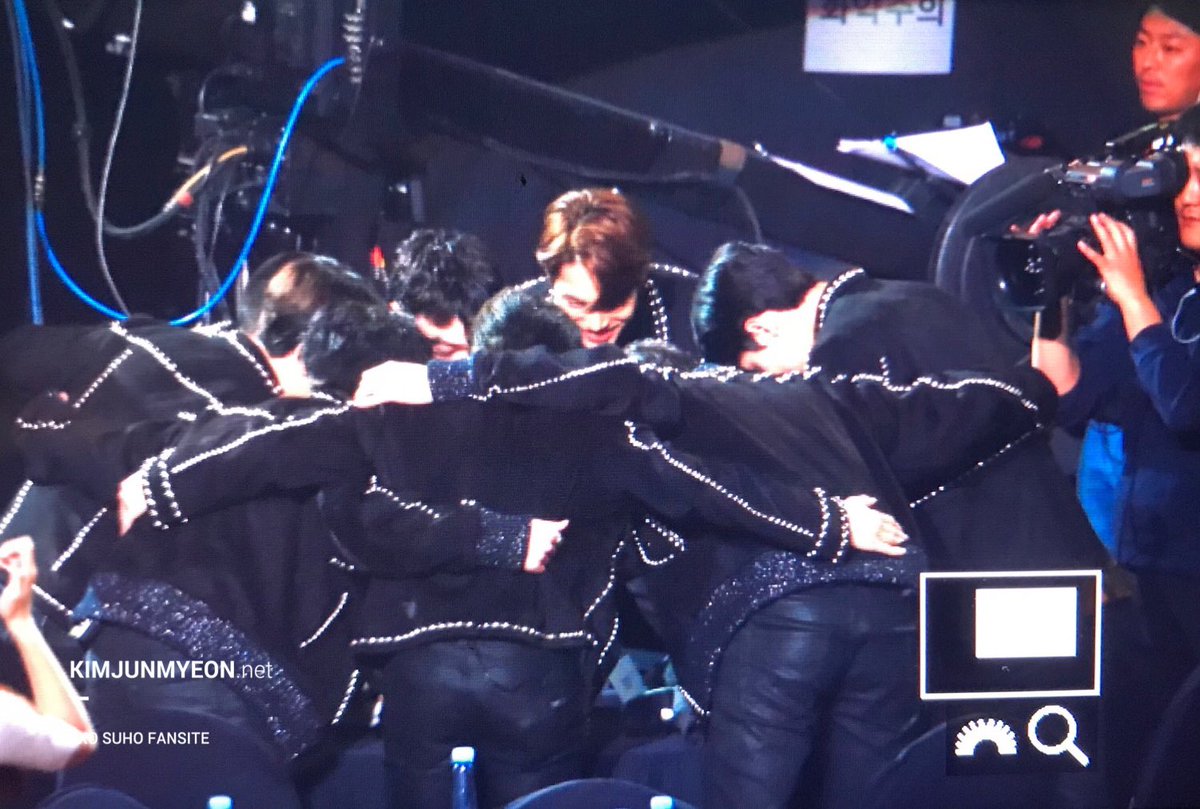 171115 AAA #준면 #수호 #SUHO
오랜만에 봐서 넘넘 좋았어!❣️
대상 축하해😙😙