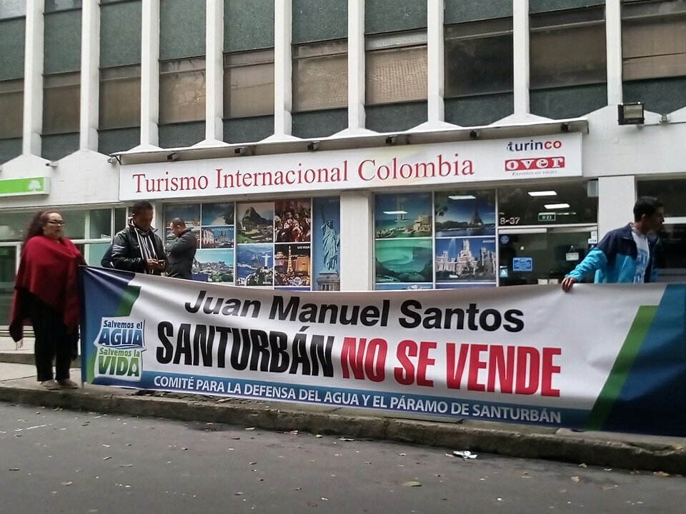 Defensavida's tweet photo. A esta hora en plantón frente a @MinAmbienteCo y la @ANLA_Col ciudadanos protestan contra el proyecto minero Soto Norte de @Minesa_Col #SanturbánNOEstáEnVenta https://t.co/eCDkbVGuZb