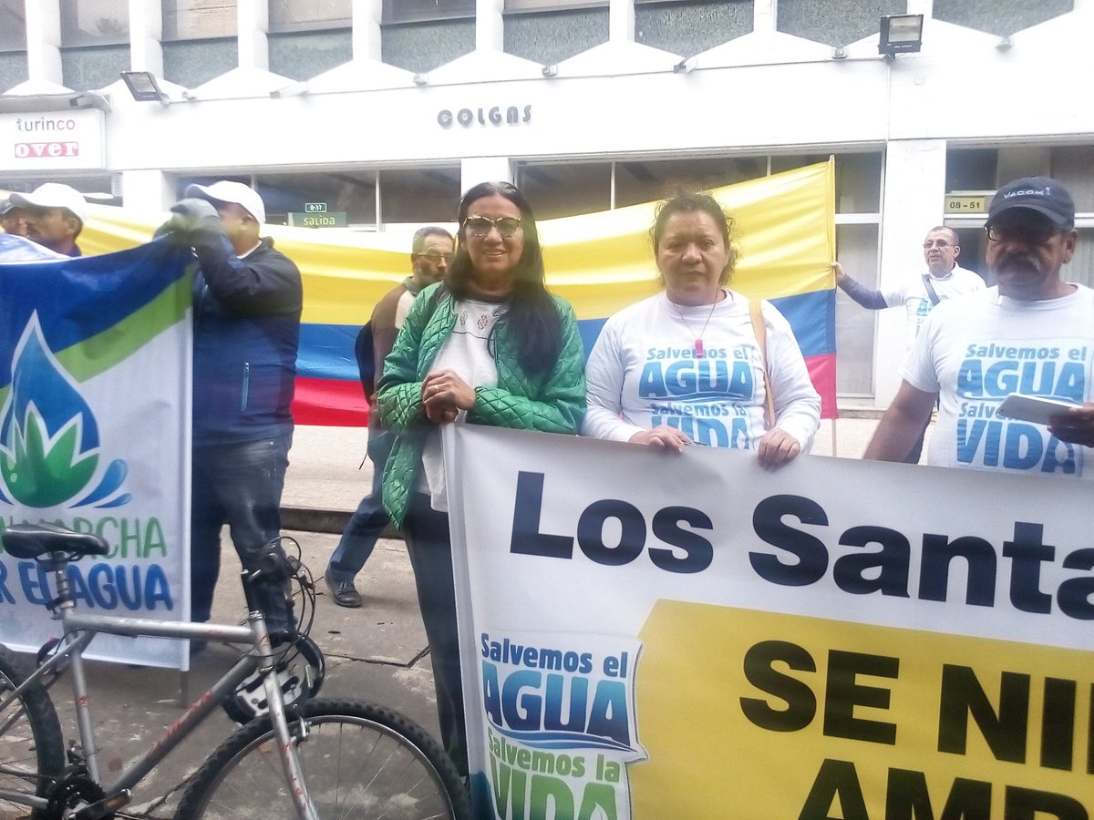 Defensavida's tweet photo. A esta hora en plantón frente a @MinAmbienteCo y la @ANLA_Col ciudadanos protestan contra el proyecto minero Soto Norte de @Minesa_Col #SanturbánNOEstáEnVenta https://t.co/eCDkbVGuZb