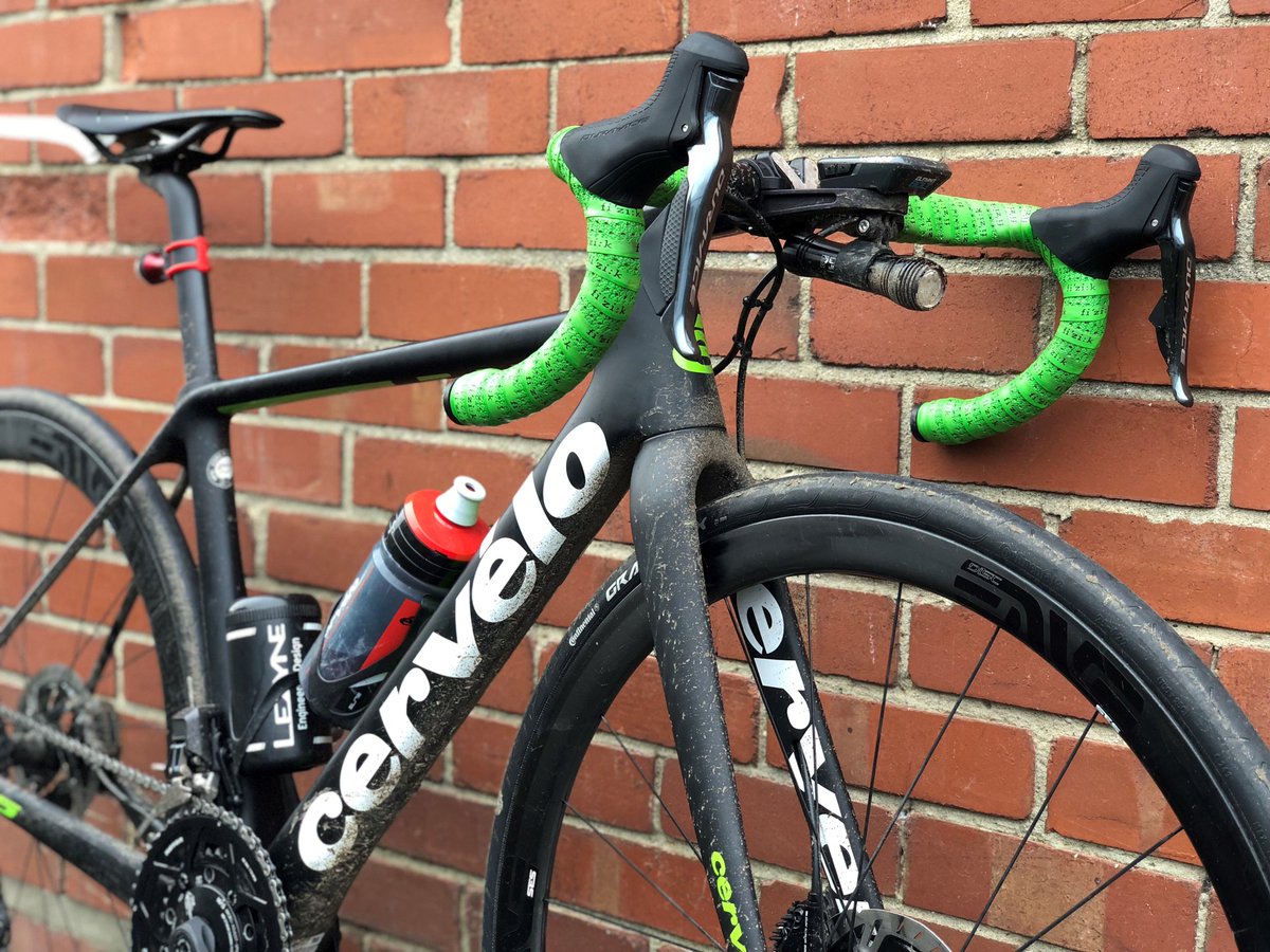 triuk's tweet photo. Have a look at this custom @cervelo R5 Disc with Dura-Ace DI2, from our Head Mechanic, Tom. Picking up 40 miles a day from his work commute. The R5 Disc was recently named Road Bike Of The Year from @velonews in their latest "Best of 2017" issue.
#WinterTraning #WinterCycling https://t.co/nN2r5xgIGV